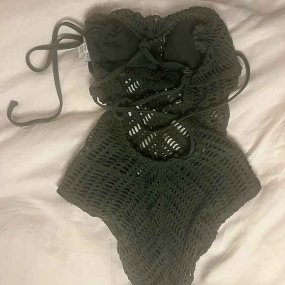 Robin Piccone Malia Ruffle Plunge Swimsuit - Size 4, Brand New - Picture 2 of 5